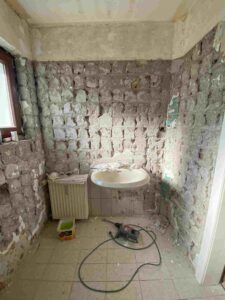 Entkerntes Badezimmer