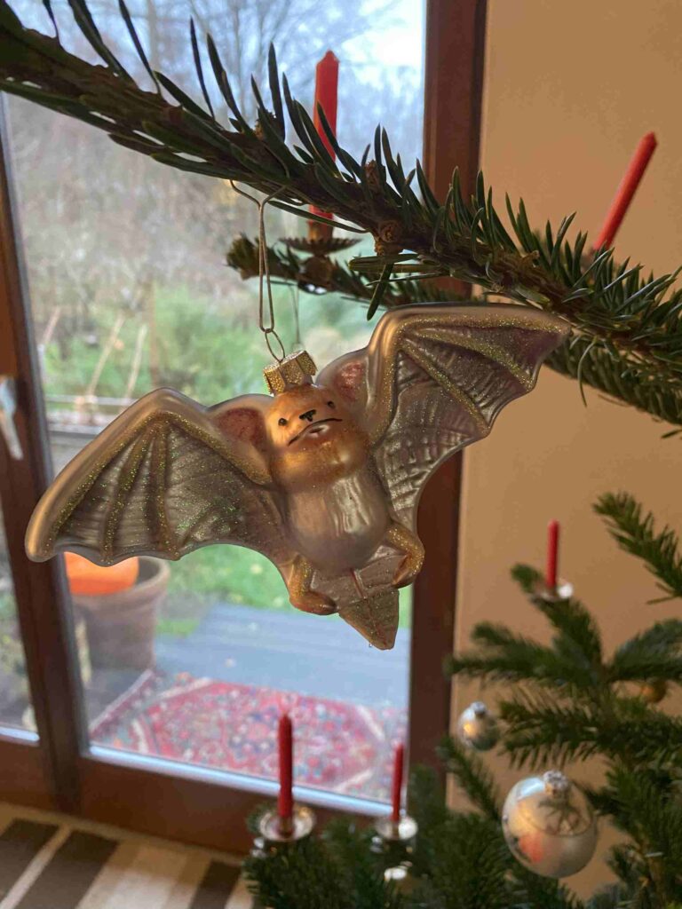Christbaum mit Fledermausanhänger
